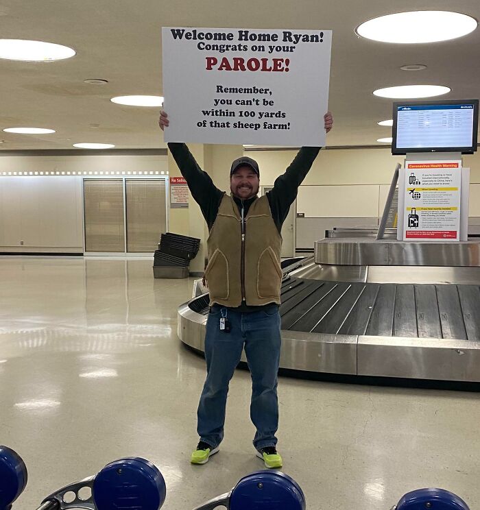 15 Hilariously Embarrassing Airport Pickup Signs That Cracked Up The Entire Arrivals Terminal